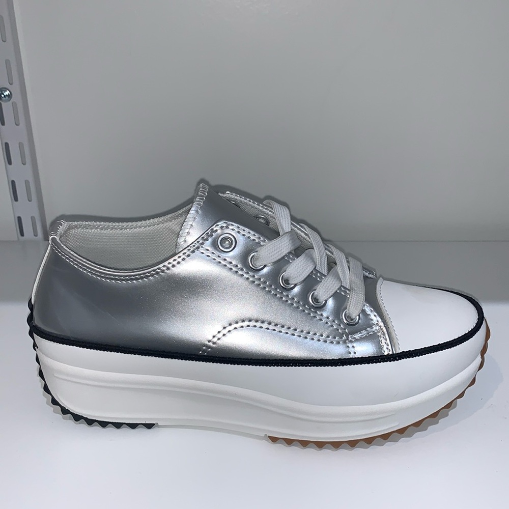 SILVER METALLIC LOW TOP SNEAKERS